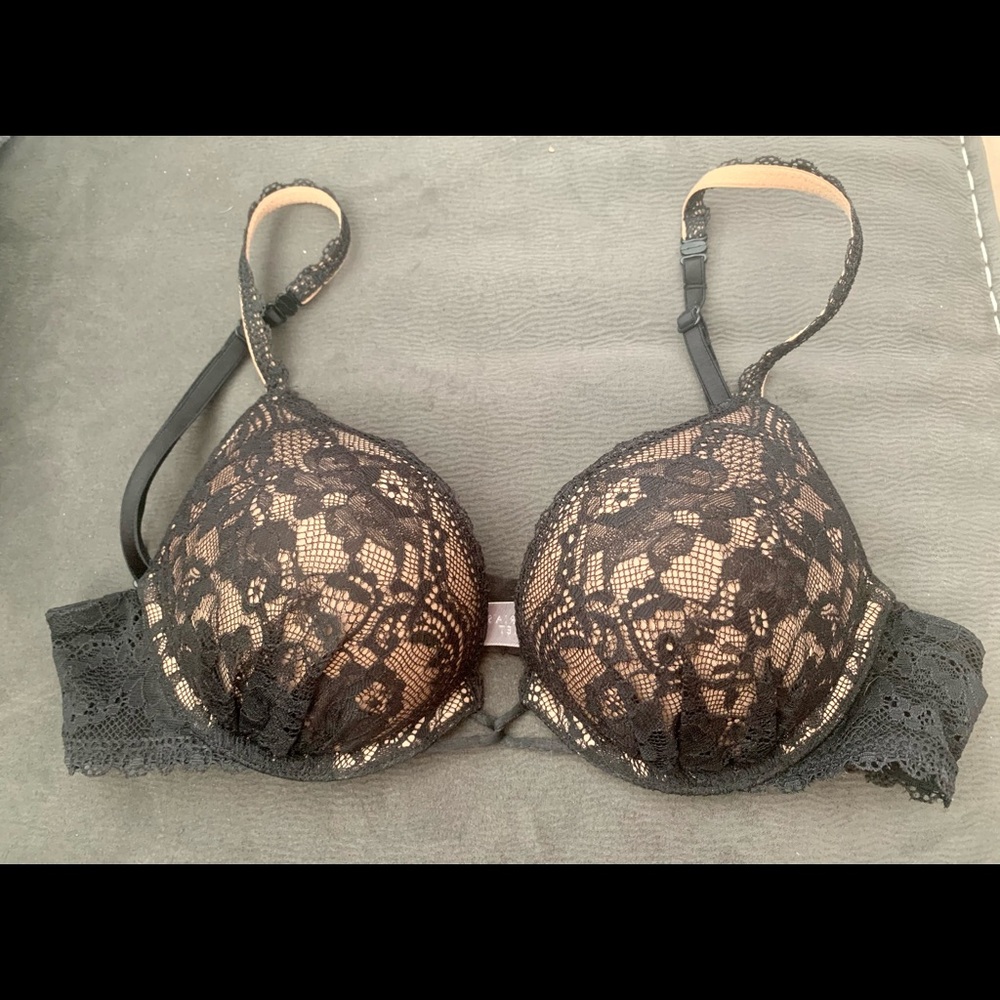 34AA Victoria’s Secret Miraculous Lace Bra
